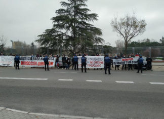 Acto de homenaje a Marijose frente al IES Felipe II